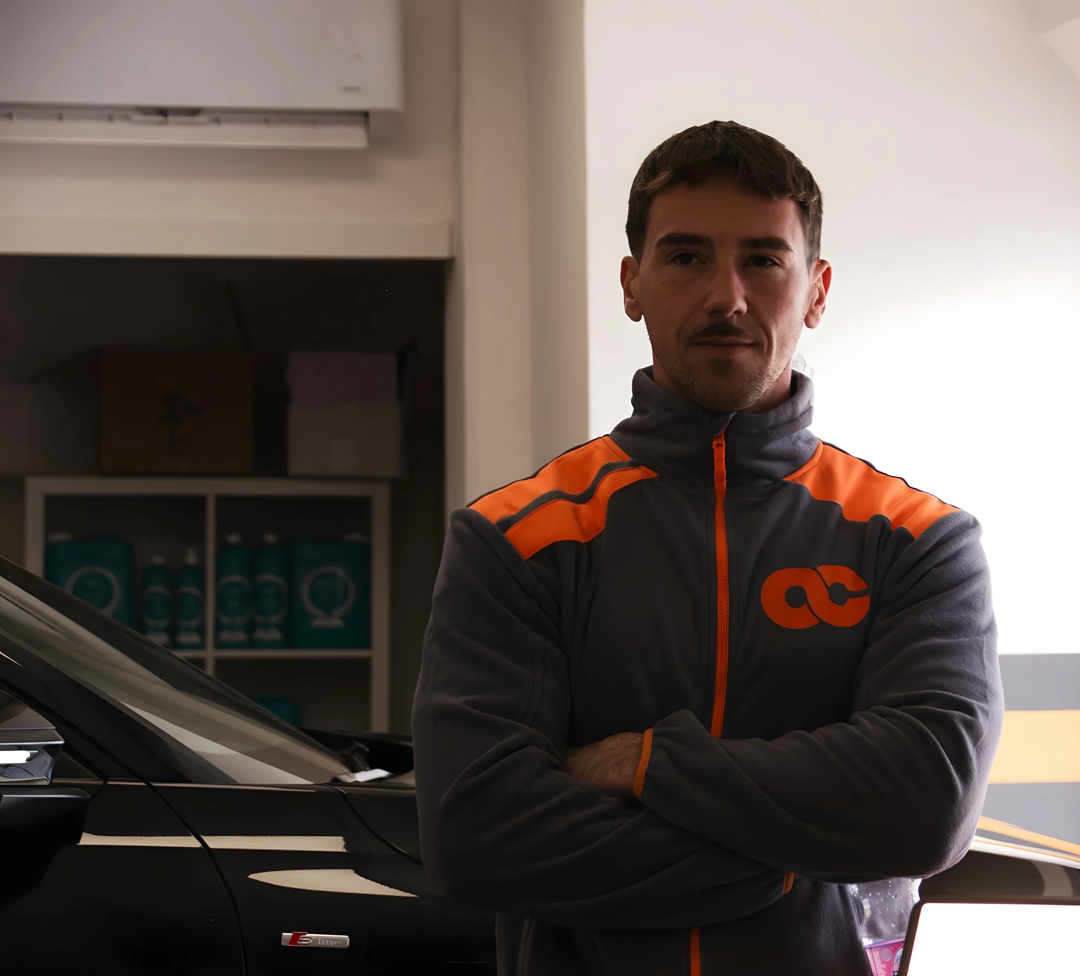 Tecnico Autocare con la divisa aziendale in officina