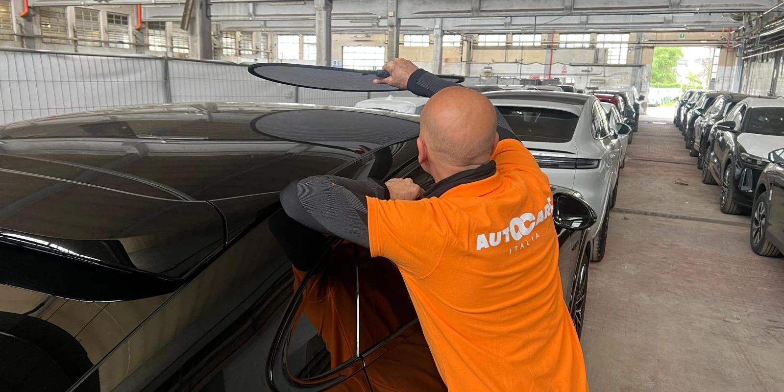 Tecnico Autocare controlla i danni da grandine su una vettura