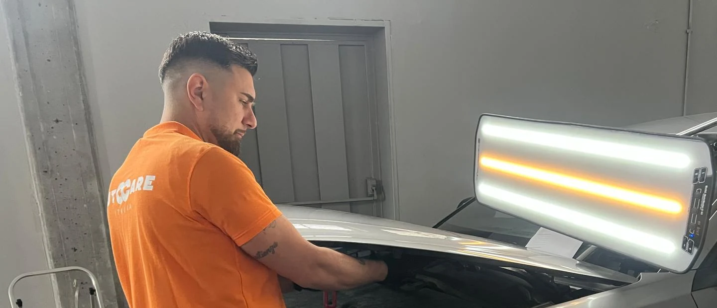 Tecnico Autocare al lavoro su una vettura